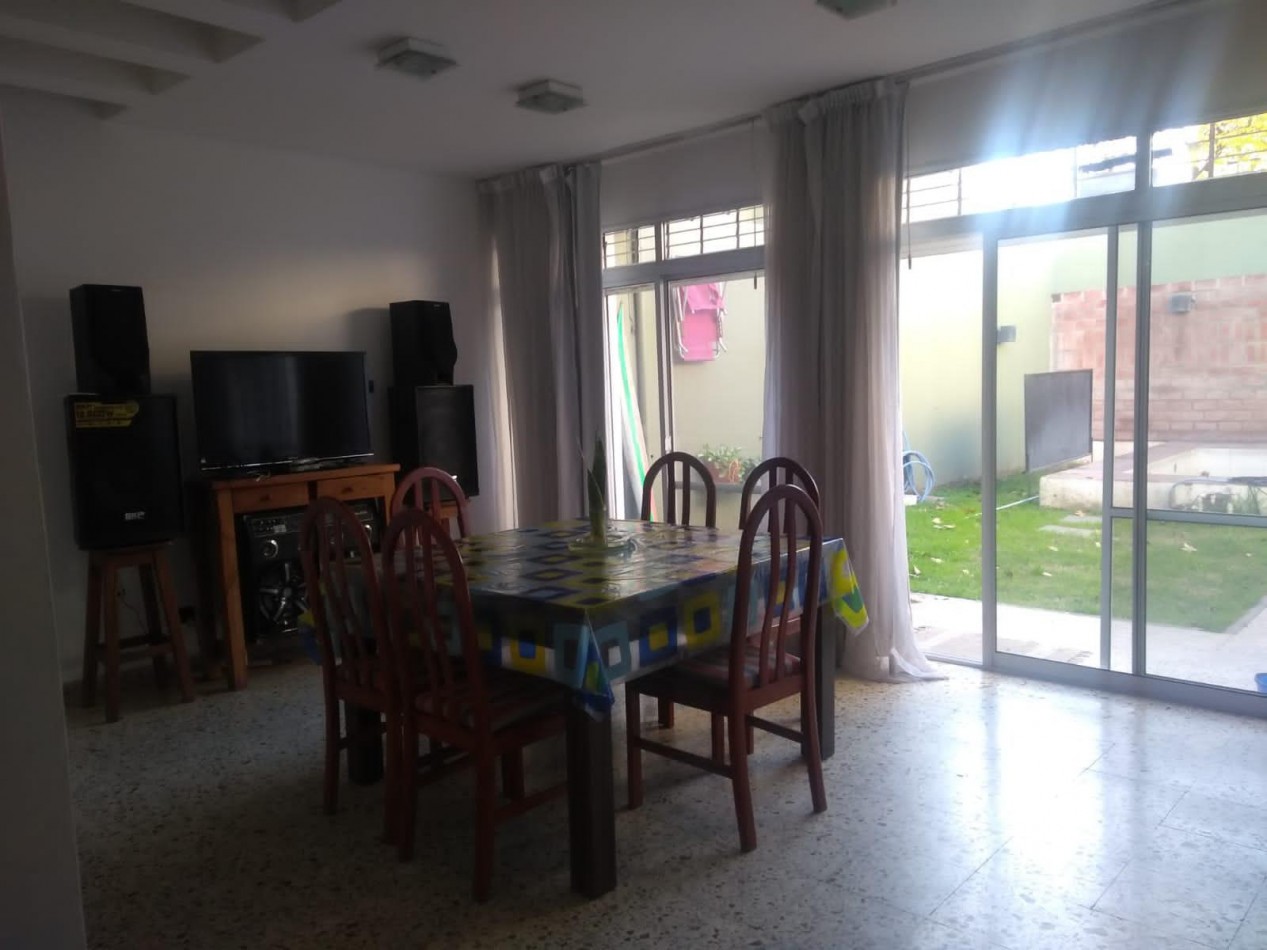Casa 3 Dormitorios con Cochera y Piscina zona Sur