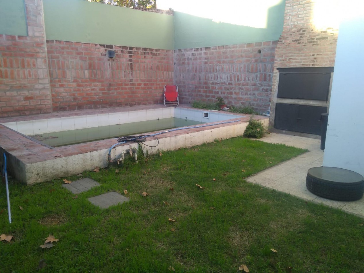 Casa 3 Dormitorios con Cochera y Piscina zona Sur