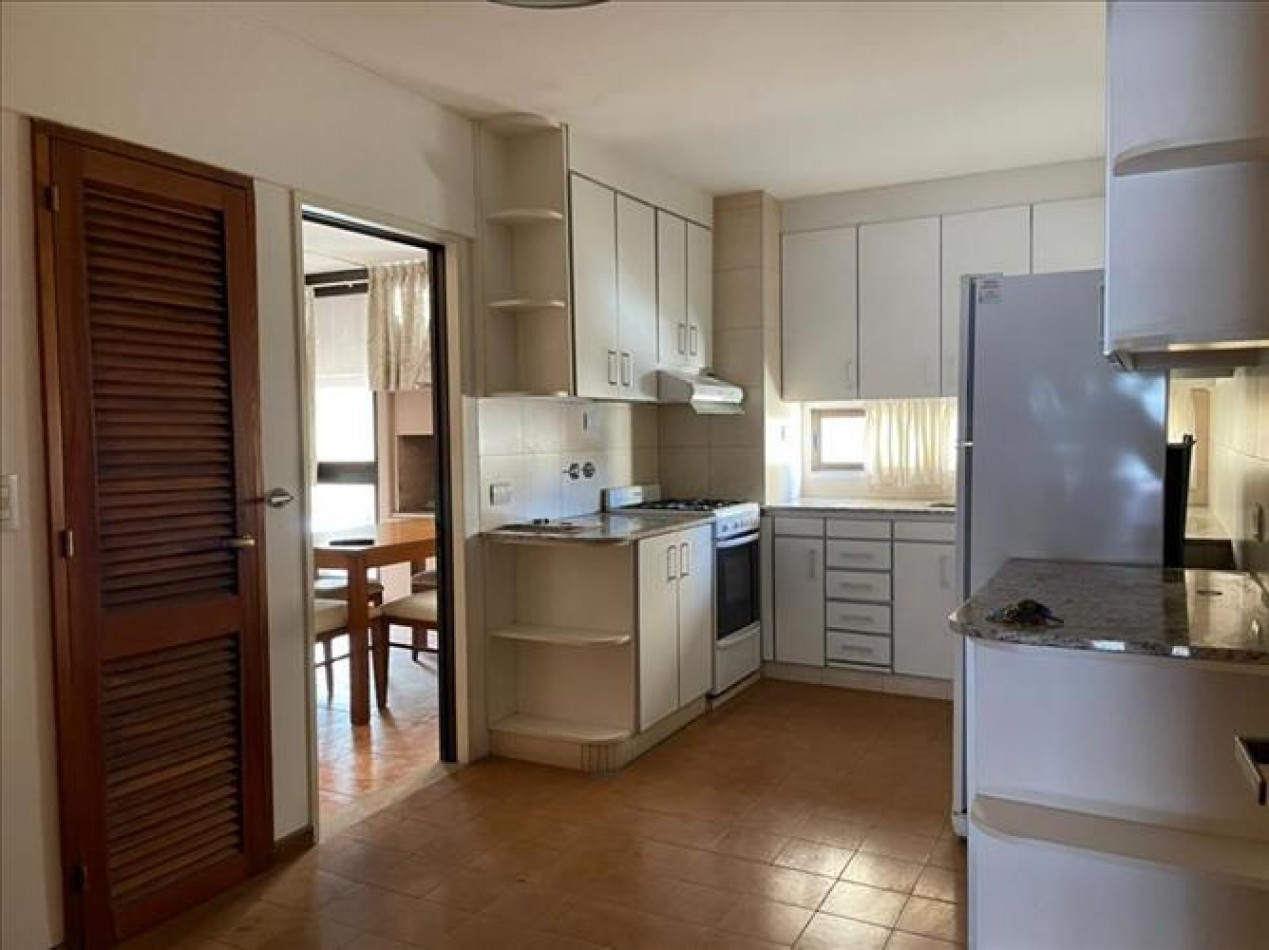 Departamento 3 Dormitorios con Amenities y Cochera sobre Av. Pellegrini