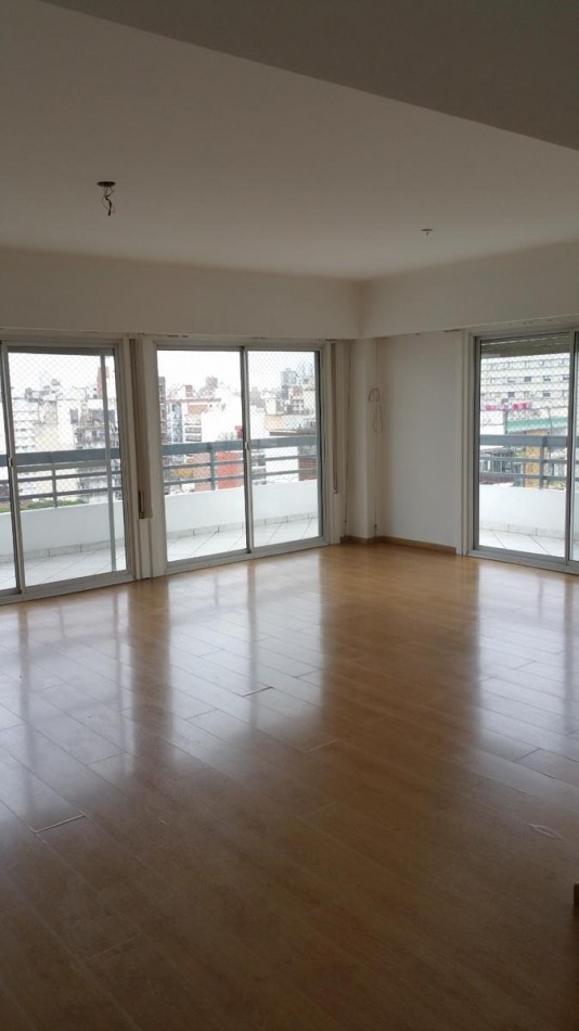 Venta Departamento 3 Dormitorios con Cochera Pellegrini 1100