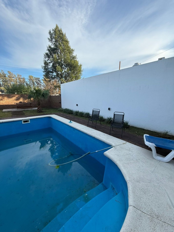 Venta Casa 1 Dormitorio con Pileta y Jardin Piñero