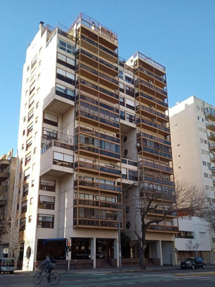 Departamento 3 Dormitorios con Amenities y Cochera sobre Av. Pellegrini