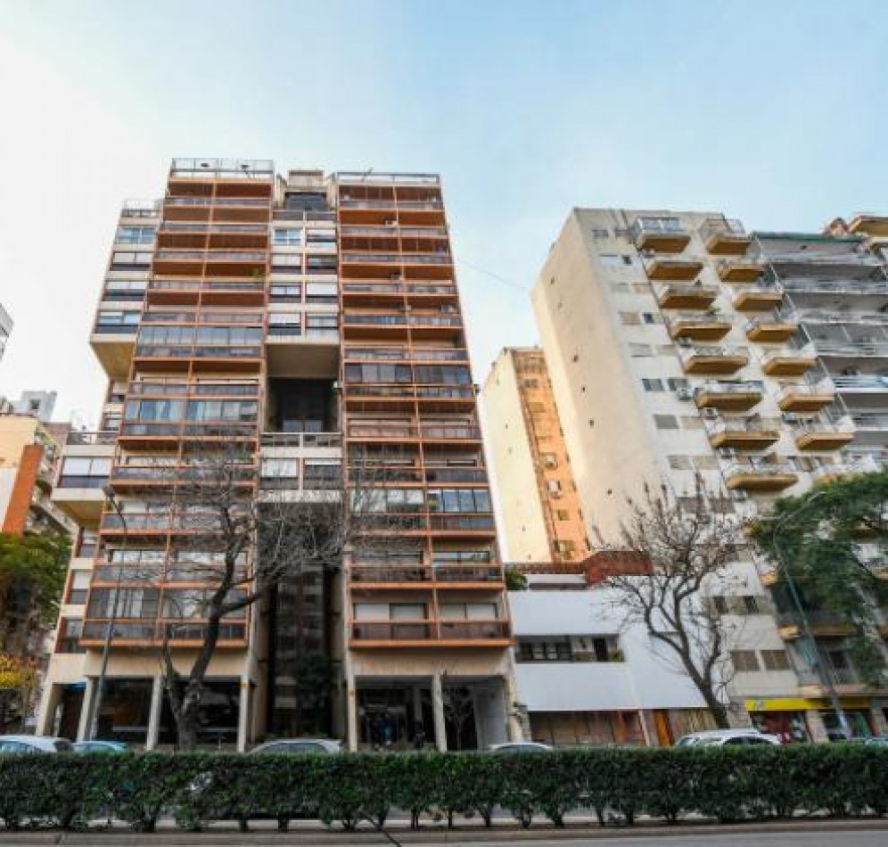 Departamento 3 Dormitorios con Amenities y Cochera sobre Av. Pellegrini